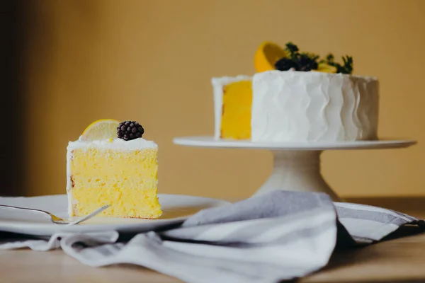 Fresh Baked Homemade Organic Lemon Cake White Plate Selective Focus — Stock Photo, Image