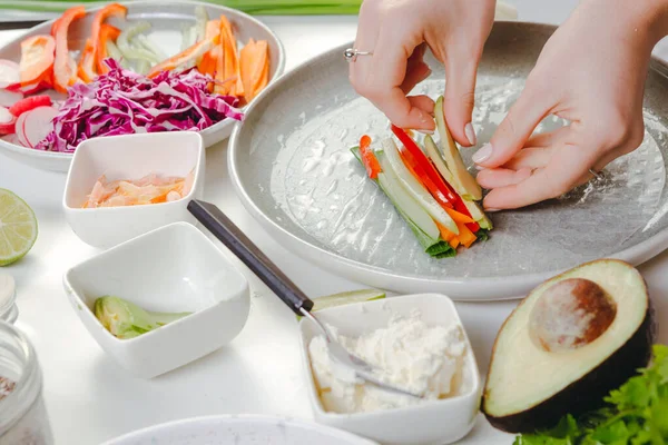 Processo Fazer Rolos Mola Preparação Saudável Para Almoço Mãos Mulher — Fotografia de Stock