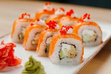 Japon suşi dürümü karantinaya alındı. Kızıl ejderha. Pirinç, nori, tempura karides, acı sos, salatalık, taze somon, somon havyarı..