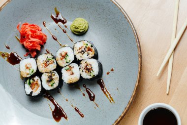 Suşi, haşhaş ve yılan balığı. Pirinç, nori, yılan balığı, unagi, susam. Japon yemeği. Karantinada teslimat.