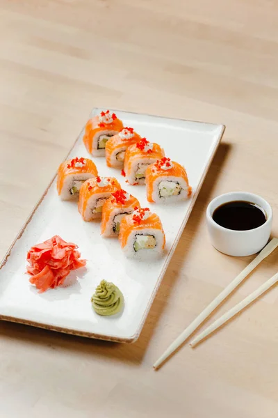 Sushi Gulung Jepang Diatur Pada Pengiriman Karantina Naga Merah Beras — Stok Foto