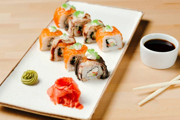 Sushi Roll Sett Beras Nori Krim Keju Mentimun Salmon Segar — Stok Foto