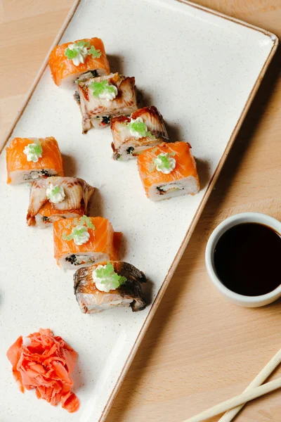 Sushi Roll Sett Beras Nori Krim Keju Mentimun Salmon Segar — Stok Foto