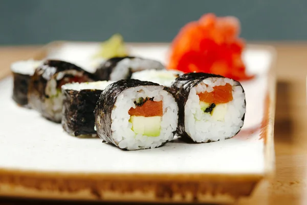 Sushi Gulung Jepang Diatur Pada Pengiriman Karantina Naga Merah Beras — Stok Foto