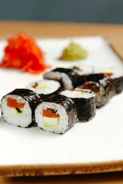 Japońskie Sushi Roll Zestaw Dostawy Kwarantannie Czerwony Smok Ryż Nori — Zdjęcie stockowe