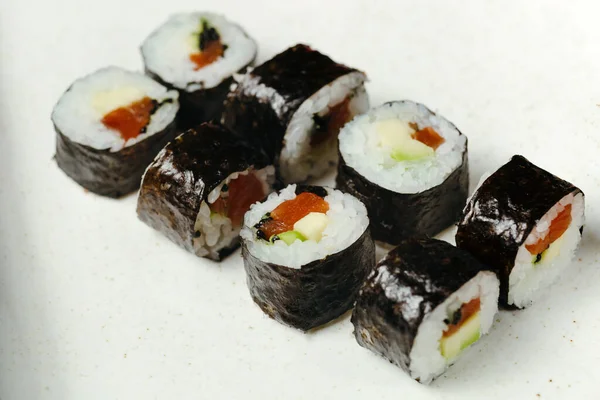 日本の寿司ロールは検疫で配達に設定されています レッド ドラゴン 天ぷらエビ タバスコソース キュウリ 新鮮なサーモン サーモンキャビア — ストック写真