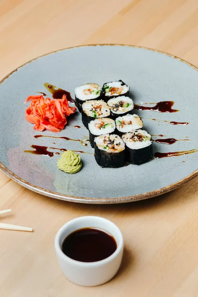 Sushi Roll Set Poppies Dengan Belut Nasi Nori Belut Unagi — Stok Foto