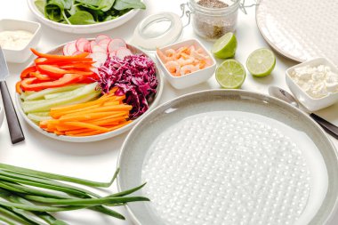 Taze sebzelerin ve deniz ürünlerinin beyaz arka planda pişen böreklerin yan görüntüsü..