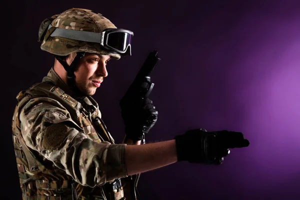 Elinde Silah Olan Asker Menekşe Arkaplanındaki Amacını Gösteriyor Savaş Kavramı — Stok fotoğraf