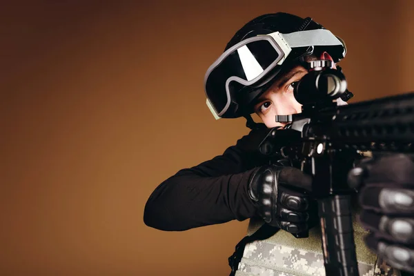 Silahlı Asker Kahverengi Arka Plandaki Dürbünden Bakıyor Savaş Kavramı Gaziler — Stok fotoğraf