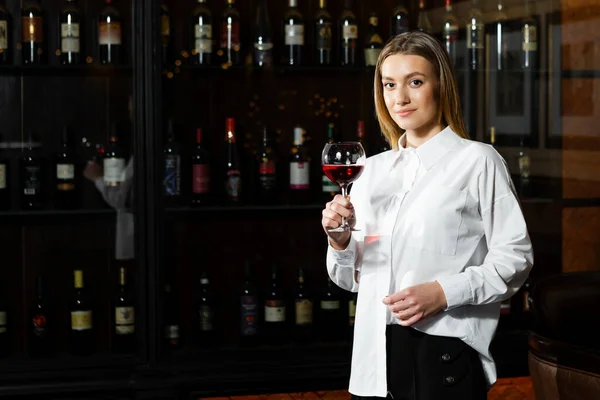 Jovem Linda Loira Sorrindo Sommelier Menina Está Segurando Copo Vinho — Fotografia de Stock