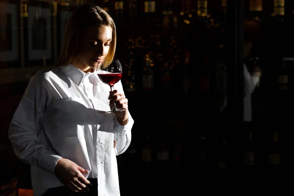 Loira Jovem Menina Bonita Sommelier Segurando Cheirando Copo Vinho Tinto — Fotografia de Stock