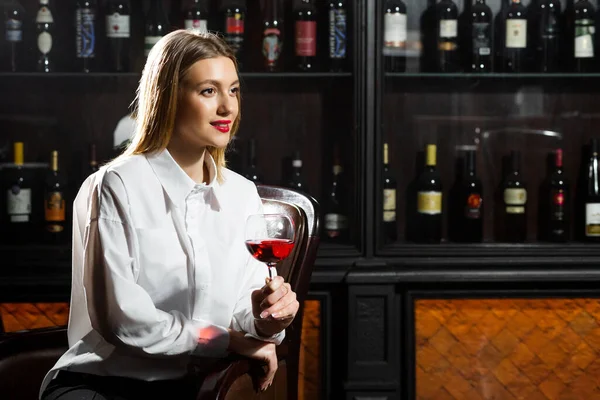 Jovem Linda Loira Sorrindo Sommelier Menina Está Segurando Copo Vinho — Fotografia de Stock