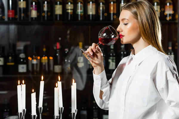 Sommelier Νεαρή Ξανθιά Κοπέλα Πίνει Και Δοκιμάζει Ένα Ποτήρι Κόκκινο — Φωτογραφία Αρχείου