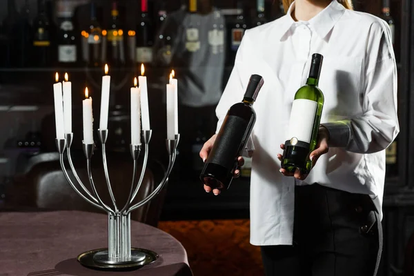 Jovem Menina Bonita Sommelier Servindo Apresentando Garrafas Tinto Branco Vinho — Fotografia de Stock