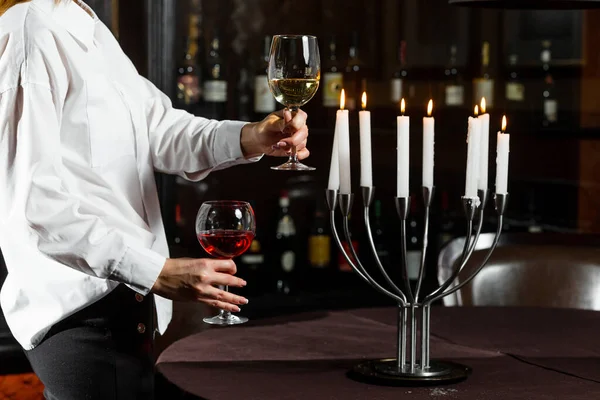 Bella Ragazza Bionda Sommelier Regge Due Bicchieri Vino Guardando Attraverso — Foto Stock