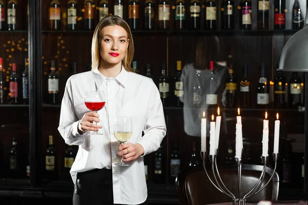 Linda Jovem Loira Sommelier Segurando Dois Copos Vinho Olhando Através — Fotografia de Stock