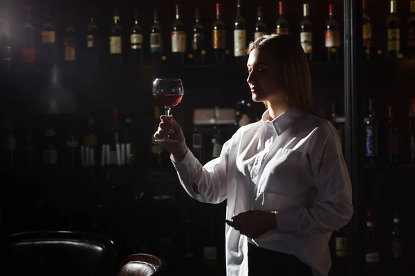 Krásná Blonďatá Mladá Dívka Sommelier Drží Dvě Sklenice Vína Dívá — Stock fotografie