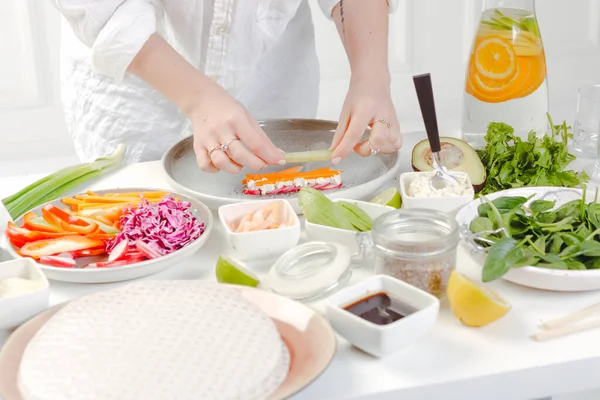 Les Mains Femme Préparent Rouleau Printemps Avec Des Légumes Frais — Photo