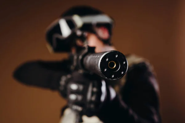 Soldier Gun Looking Scope Brown Background Concept War Veterans Comrades — Stock Photo, Image
