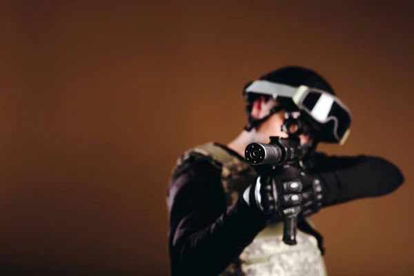 Soldat Med Våpen Ser Gjennom Radaren Brun Bakgrunn Krigskonseptet Veteraner – stockfoto