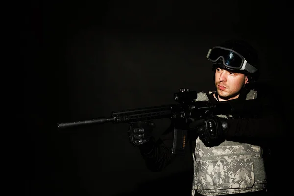 Soldado Con Arma Fuego Está Pie Sobre Fondo Marrón Concepto —  Fotos de Stock