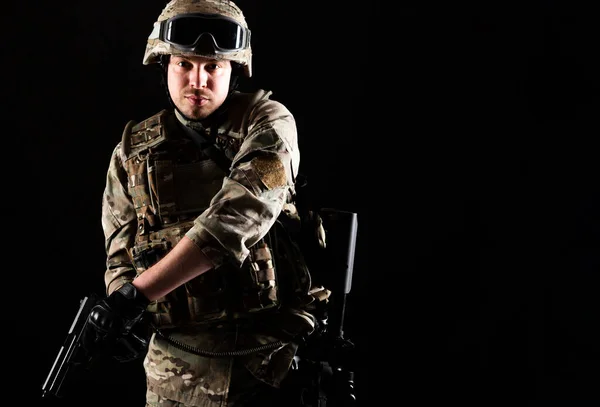 Silahlı Bir Asker Siyah Arka Planda Görevde Savaş Kavramı — Stok fotoğraf