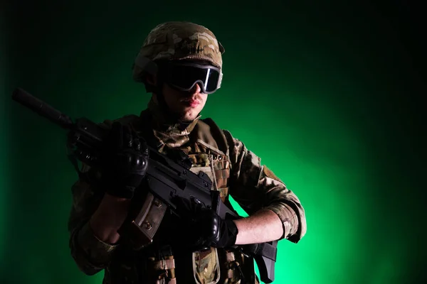 Soldat Mit Gewehr Ist Auf Mission Auf Grünem Hintergrund Konzept — Stockfoto