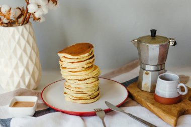 Kahve makinesinin yanında bir sürü krep var. Karantinada sabah kahvaltısı. Ev yapımı lezzetli krep tarifi..