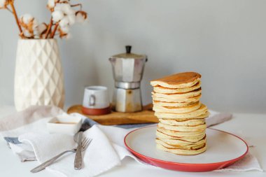 Kahve makinesinin yanında bir sürü krep var. Karantinada sabah kahvaltısı. Ev yapımı lezzetli krep tarifi..