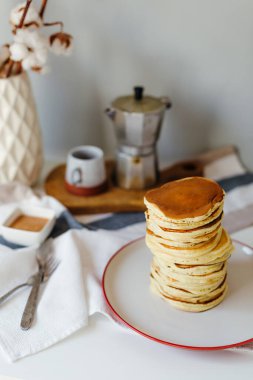Kahve makinesinin yanında bir sürü krep var. Karantinada sabah kahvaltısı. Ev yapımı lezzetli krep tarifi..