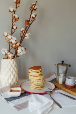 Kahve makinesinin yanında bir sürü krep var. Karantinada sabah kahvaltısı. Ev yapımı lezzetli krep tarifi..