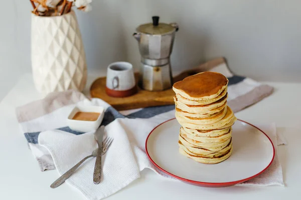 Lot Pancakes Plate Coffee Maker Morning Breakfast Home Quarantine Recipe — Stock Photo, Image