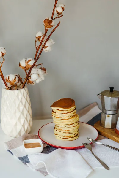Viele Pfannkuchen Auf Dem Teller Neben Der Kaffeemaschine Morgens Frühstück — Stockfoto