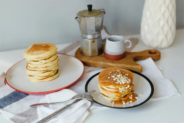 Crêpes Caramel Salé Cacahuètes Près Une Cafetière Sur Table Blanche — Photo