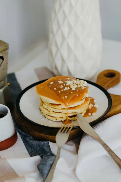 Pannenkoeken Met Gezouten Karamel Pinda Buurt Koffiezetapparaat Witte Tafel Keuken — Stockfoto