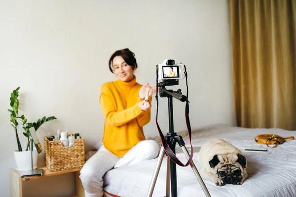 Young Brunette Girl Beauty Blogger Showing Brush Camera Concept Filming — Stock Photo, Image