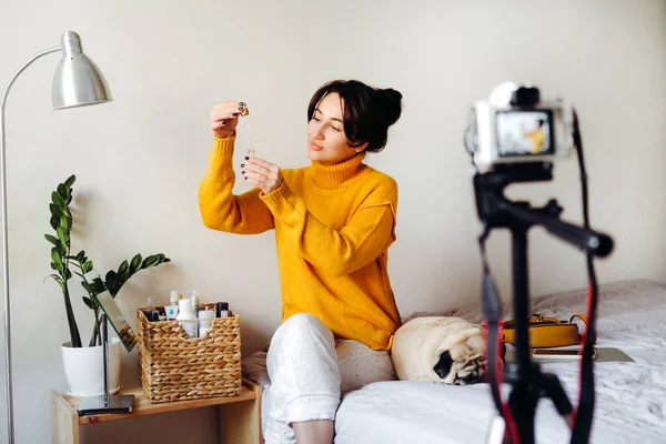 Young Brunette Girl Beauty Blogger Showing How Serum Skin Care — Stock Photo, Image