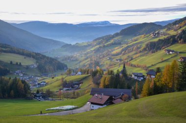 Dolomitlerin güzel manzarası Alpler, Güney Tyrol, İtalya