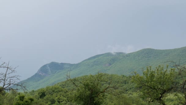 Wolkenbildung Auf Einem Grünen Berg — Stockvideo