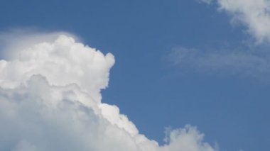 Mavi gökyüzünde beyaz bulutlar.