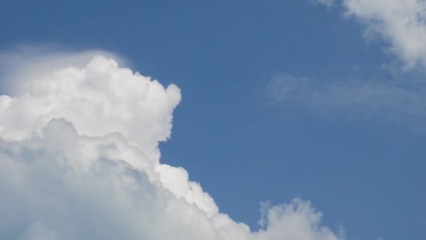 Άσπρα Σύννεφα Στον Γαλάζιο Ουρανό — Αρχείο Βίντεο