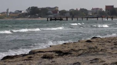 Deniz fırtınası. Dalgalar kıyıya rulo.
