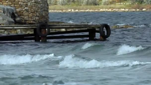 海上风暴 海浪翻滚到岸边 — 图库视频影像