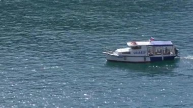 Denizde bir deniz keyfi tekne yelken.