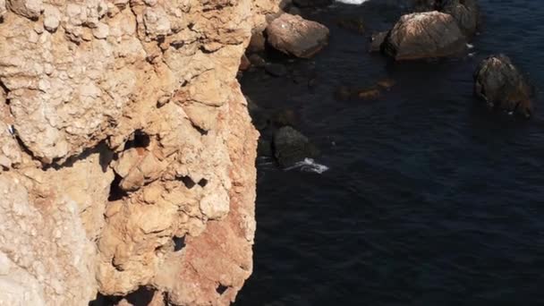 Das Meer Ist Von Felsen Umgeben Seenlandschaft — Stockvideo