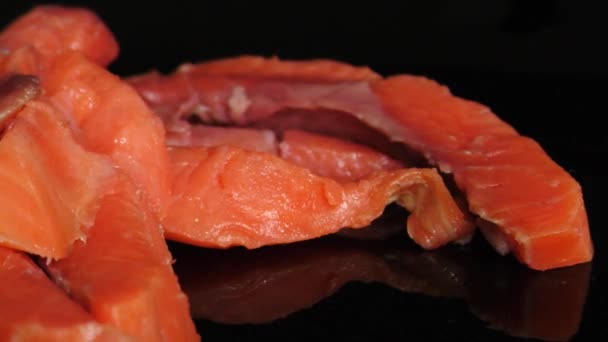 슬라이스 빨간색 연어입니다 물고기입니다 해산물 — 비디오