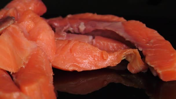 슬라이스 빨간색 연어입니다 물고기입니다 해산물 — 비디오