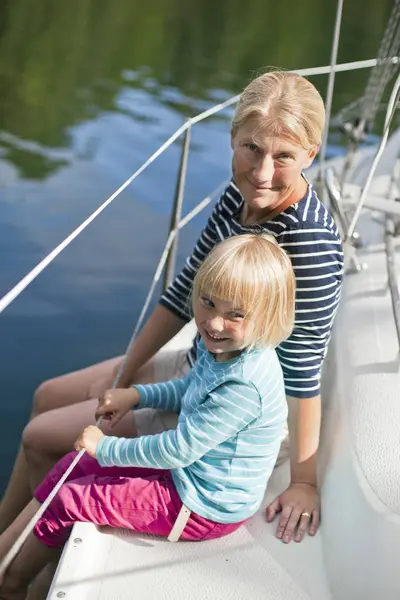Μητέρα Και Κόρη Κάθεται Στο Κατάστρωμα Του Σκάφους — Φωτογραφία Αρχείου