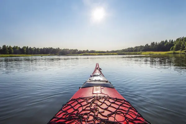 从皮划艇看太阳照亮的风景湖 — 图库照片